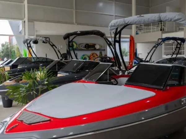 Embarcación Classer en el showroom de Astillero Fuentes